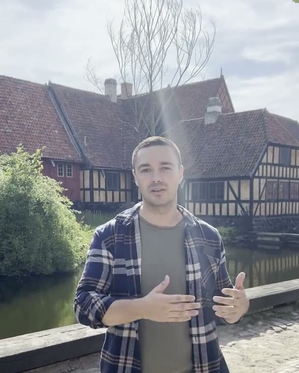 Alexander Hopking foran Den Gamle By i Aarhus