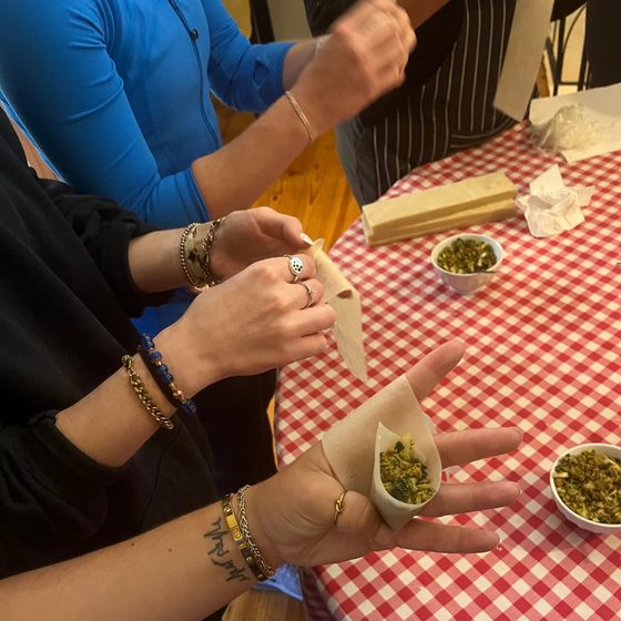 Hænder der laver mad på Cape Malay-kursus